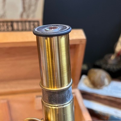 Brass straight column microscope with rack and pinion- 19th century Brass straight column microscope with rack and pinion- 19th century