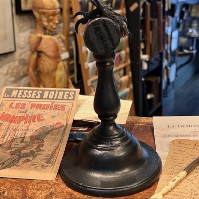 Corneille noire sur perchoir - Corvus corone