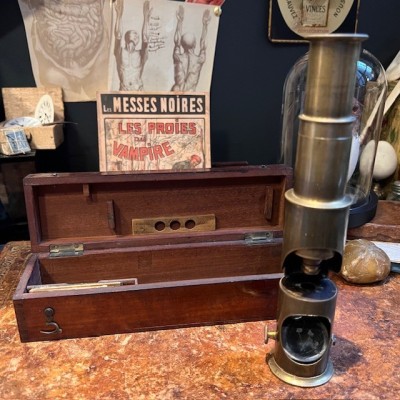 Microscope en laiton à tambour -  Coffret acajou - XIXème siècle