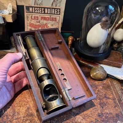 Microscope en laiton à tambour -  Coffret acajou - XIXème siècle