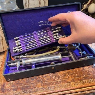 Aspirateur du Dr Potain dans son coffret - Maison MORIN - 19ème siècle
