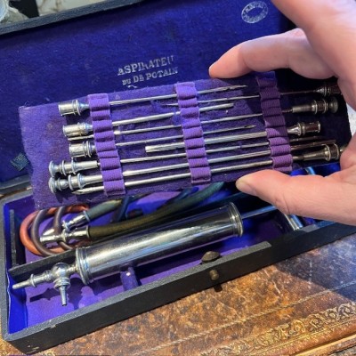Aspirateur du Dr Potain dans son coffret - Maison MORIN - 19ème siècle