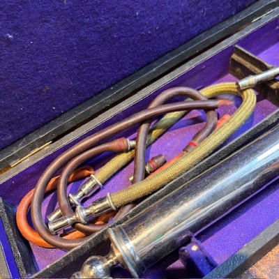 Aspirateur du Dr Potain dans son coffret - Maison MORIN - 19ème siècle