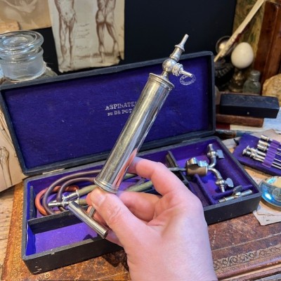 Aspirateur du Dr Potain dans son coffret - Maison MORIN - 19ème siècle