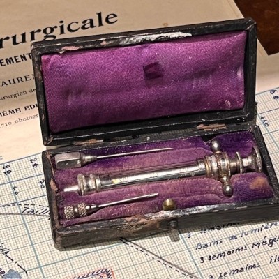 Antique hypodermic winged syringe of PRAVAZ - End of the 19th