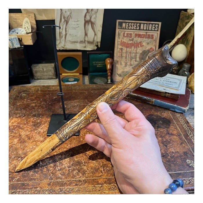 Papuan dagger in engraved cassowary bone - Papuan handicraft