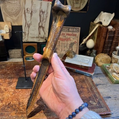 Papuan dagger in engraved cassowary bone - Papuan handicraft