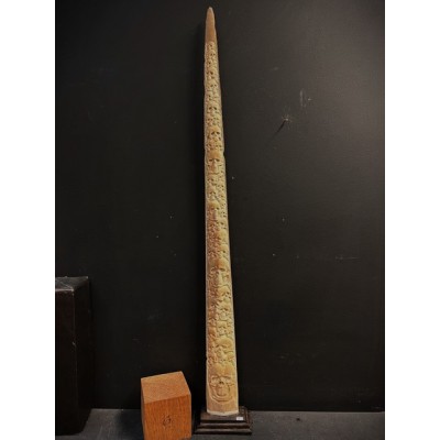 Rostre d'Espadon sculpté - Motifs Crânes - Artisanat Papou