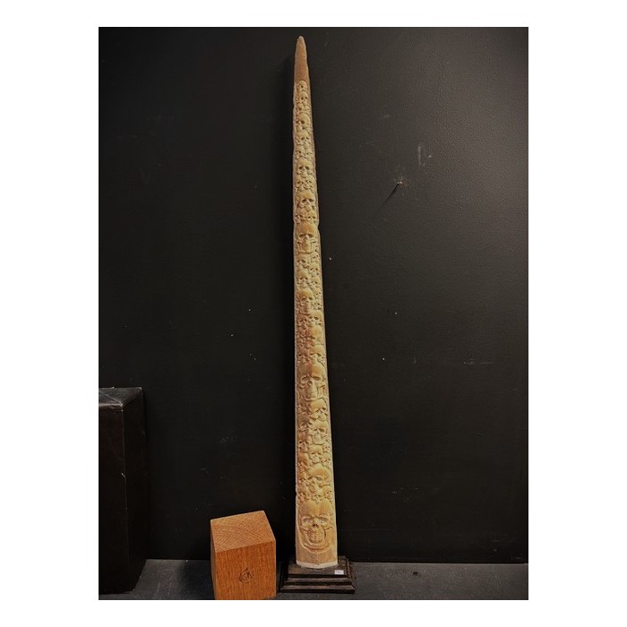 Rostre d'Espadon sculpté - Motifs Crânes - Artisanat Papou