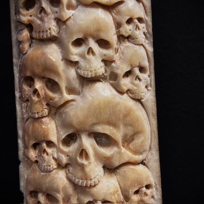 Rostre d'Espadon sculpté - Motifs Crânes - Artisanat Papou