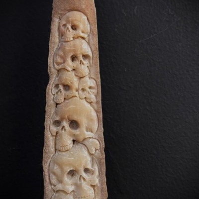 Rostre d'Espadon sculpté - Motifs Crânes - Artisanat Papou
