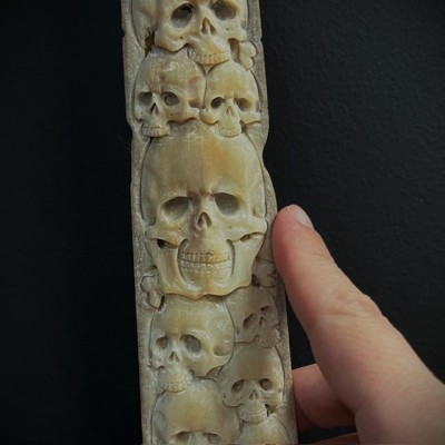 Rostre d'Espadon sculpté - Motifs Crânes - Artisanat Papou