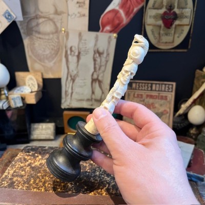 Totem Serpent et Crânes - Sculpture en bois de cerf