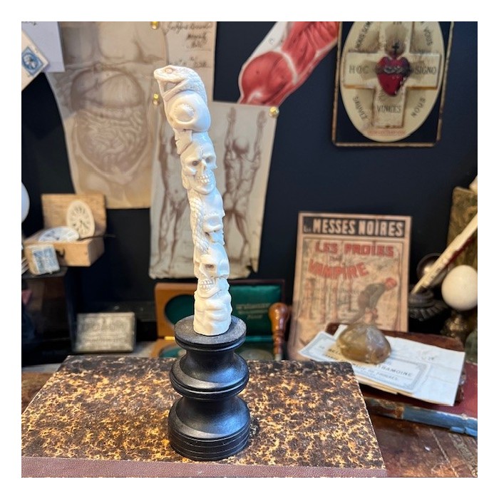 Totem Serpent et Crânes - Sculpture en bois de cerf