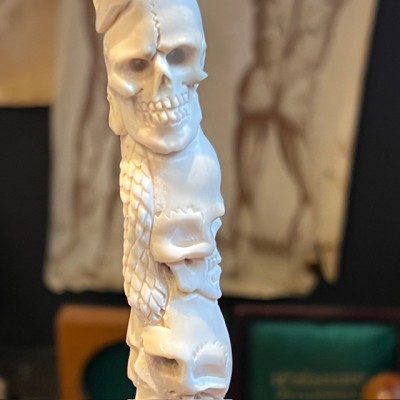 Totem Serpent et Crânes - Sculpture en bois de cerf