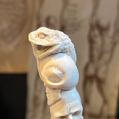 Totem Serpent et Crânes - Sculpture en bois de cerf