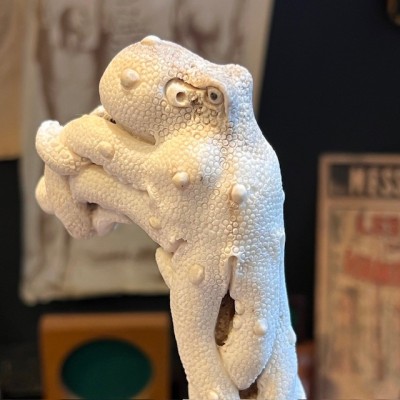 Deer antler wood sculpture - Octopus on trunk - On pedestal