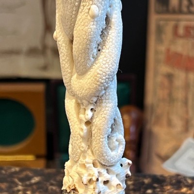 Deer antler wood sculpture - Octopus on trunk - On pedestal