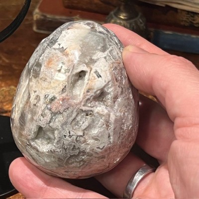 Oeuf d'Agate sur socle - Madagascar - Teintes naturelles