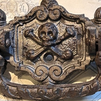 Poignée de cercueil - Crâne et os croisés - 1900/1930