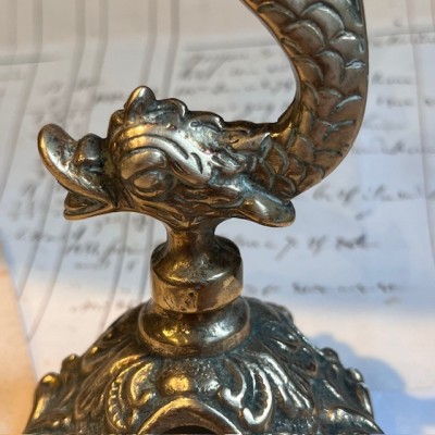 Bougeoir Dauphin stylisé en bronze - Rat de cave - XIXème siècle