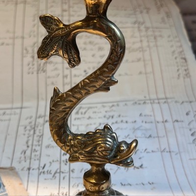 Bougeoir Dauphin stylisé en bronze - Rat de cave - XIXème siècle