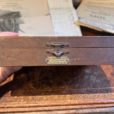 Syringe for diphtheria serum – Dr Roux method – Wooden box