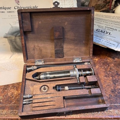 Seringue sérum antidiphtérique: Méthode du Dr Roux - Coffret en bois