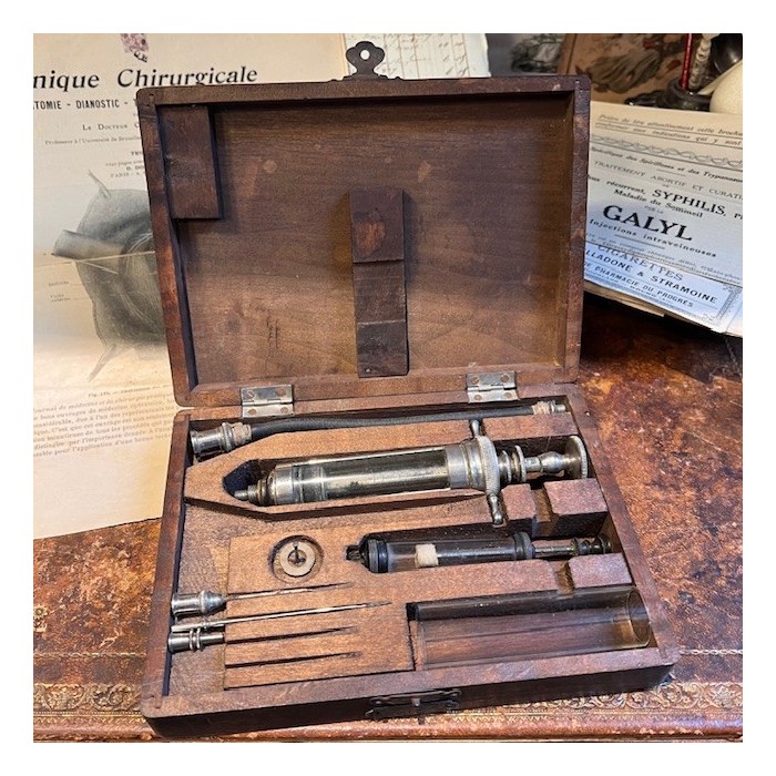 Syringe for diphtheria serum – Dr Roux method – Wooden box