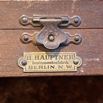 Syringe for diphtheria serum – Dr Roux method – Wooden box