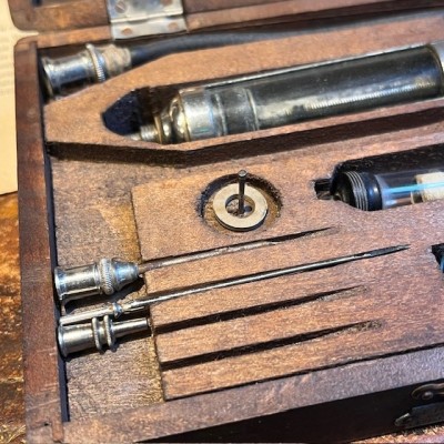 Syringe for diphtheria serum – Dr Roux method – Wooden box