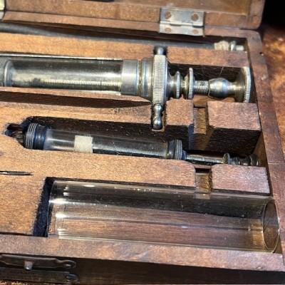 Seringue sérum antidiphtérique: Méthode du Dr Roux - Coffret en bois
