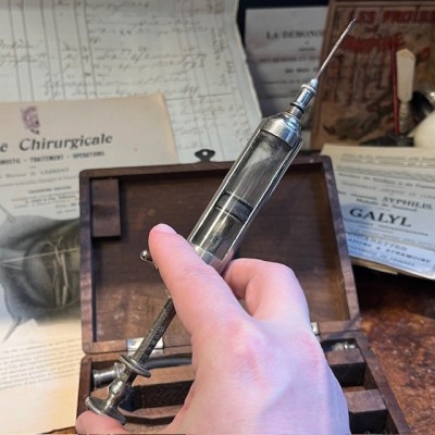 Seringue sérum antidiphtérique: Méthode du Dr Roux - Coffret en bois
