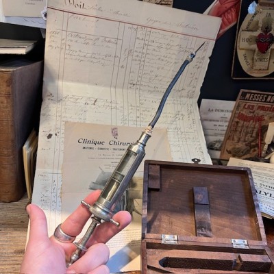 Syringe for diphtheria serum – Dr Roux method – Wooden box