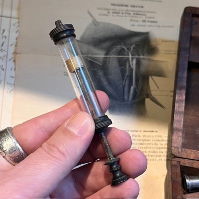 Syringe for diphtheria serum – Dr Roux method – Wooden box