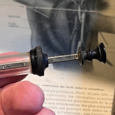 Seringue sérum antidiphtérique: Méthode du Dr Roux - Coffret en bois