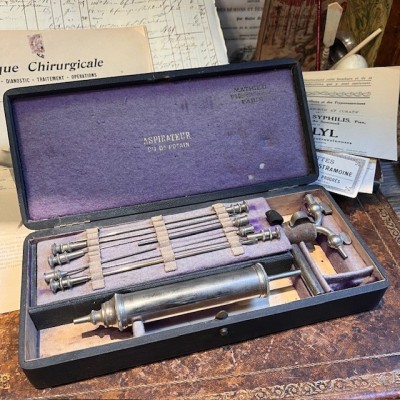 Aspirateur du Dr Potain dans son coffret - 1885/1894 - Maison MATHIEU