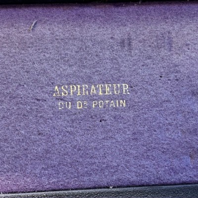 Aspirateur du Dr Potain dans son coffret - 1885/1894 - Maison MATHIEU