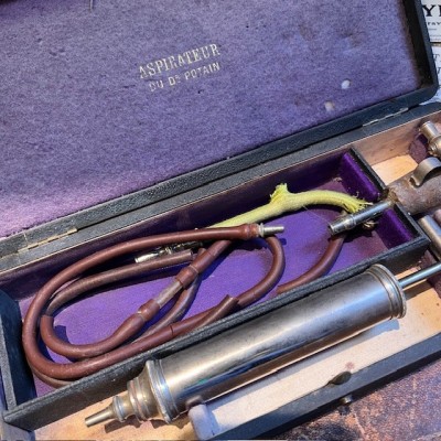 Aspirateur du Dr Potain dans son coffret - 1885/1894 - Maison MATHIEU