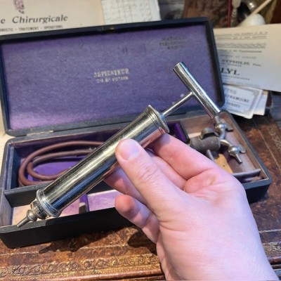 Aspirateur du Dr Potain dans son coffret - 1885/1894 - Maison MATHIEU