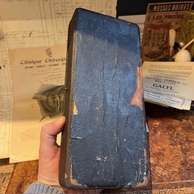 Aspirateur du Dr Potain dans son coffret - 1885/1894 - Maison MATHIEU