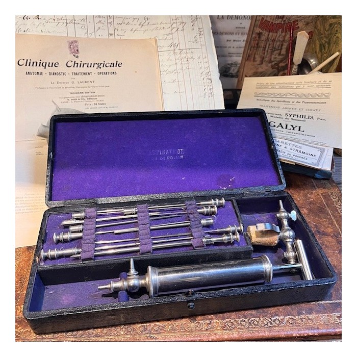 Aspirateur du Dr Potain dans son coffret - Hôpital de la Charité Paris