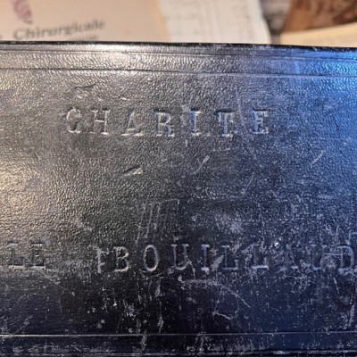 Aspirateur du Dr Potain dans son coffret - Hôpital de la Charité Paris