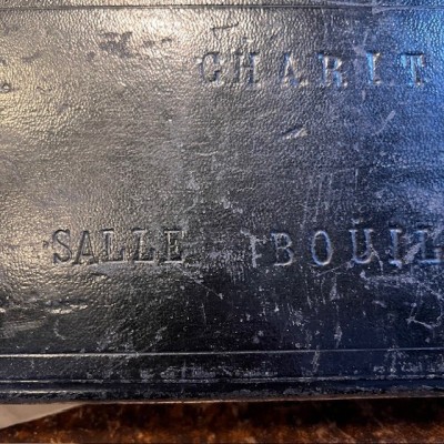 Aspirateur du Dr Potain dans son coffret - Hôpital de la Charité Paris