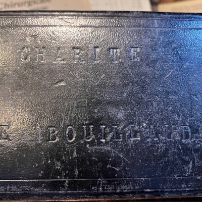 Aspirateur du Dr Potain dans son coffret - Hôpital de la Charité Paris