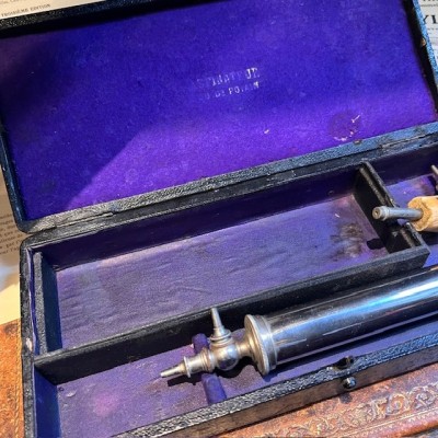 Aspirateur du Dr Potain dans son coffret - Hôpital de la Charité Paris