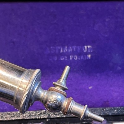 Aspirateur du Dr Potain dans son coffret - Hôpital de la Charité Paris