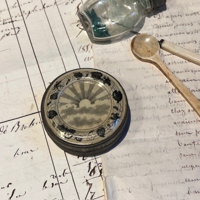 Boîte au Soleil Levant - Ancienne boîte de pharmacie en tôle pour pommade