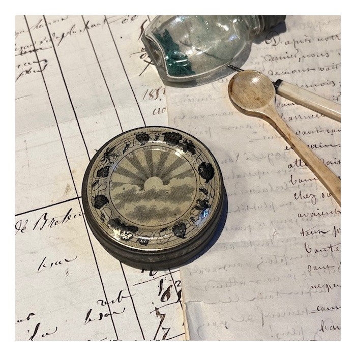 Boîte au Soleil Levant - Ancienne boîte de pharmacie en tôle pour pommade