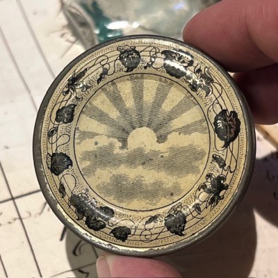 Boîte au Soleil Levant - Ancienne boîte de pharmacie en tôle pour pommade